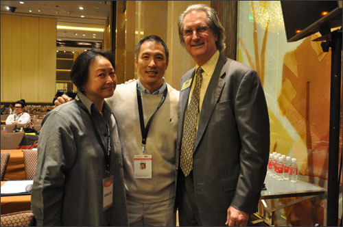 John(右)和当天参会者AASFP主席Kenny先生、市场总监余洛施女士合影。